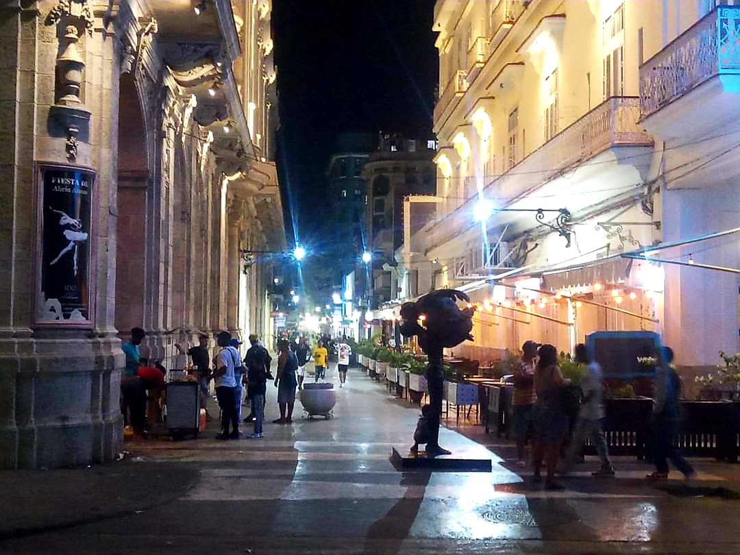 Buenos días #Cuba 🇨🇺, son las 12:24 am. Les regalo estas bella postal de La Habana desde el boulevar, en el corazón de Centro Habana. #CubaEnPaz