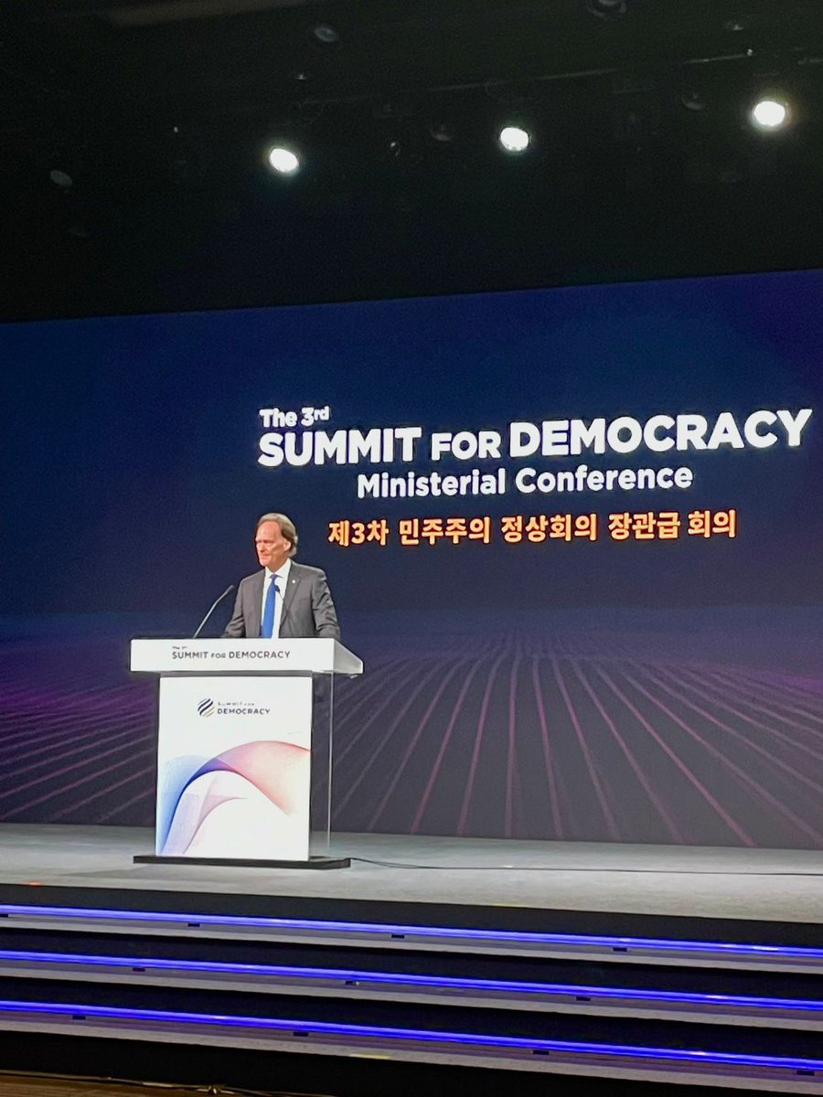 (1/2) Canada's Special Envoy for the #IndoPacific, @_IanMcKay, took part today at the #SummitForDemocracy. 🇨🇦 remains committed to promoting digital inclusion & the responsible use of technology, including AI, as ways of protecting democracy for today's and future generations.