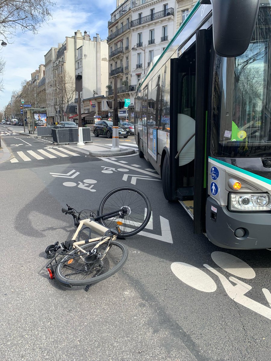 C'est arrivé la semaine dernière à Paris au croisement du boulevard Saint-Michel et de la rue Auguste Comte. Un banal accident sur une piste cyclable ? Attardons-nous sur quelques détails inquiétants qui mériteraient l'attention de @PMdeParis @prefpolice et @ClientsRATP