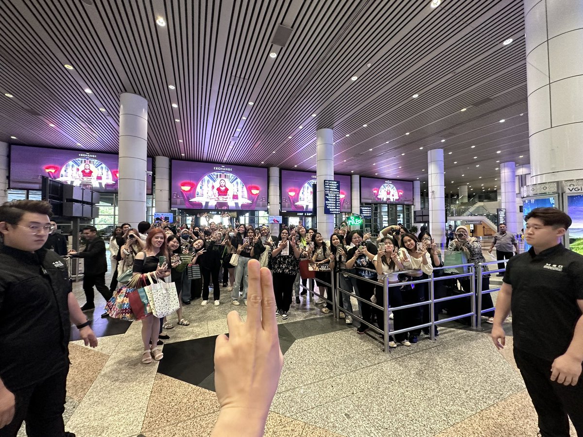 milephakphum's tweet photo. ,,, Arrived 💚 ,,,

Malaysiaaaaaaaa☺️ https://t.co/D4jl39HHvU