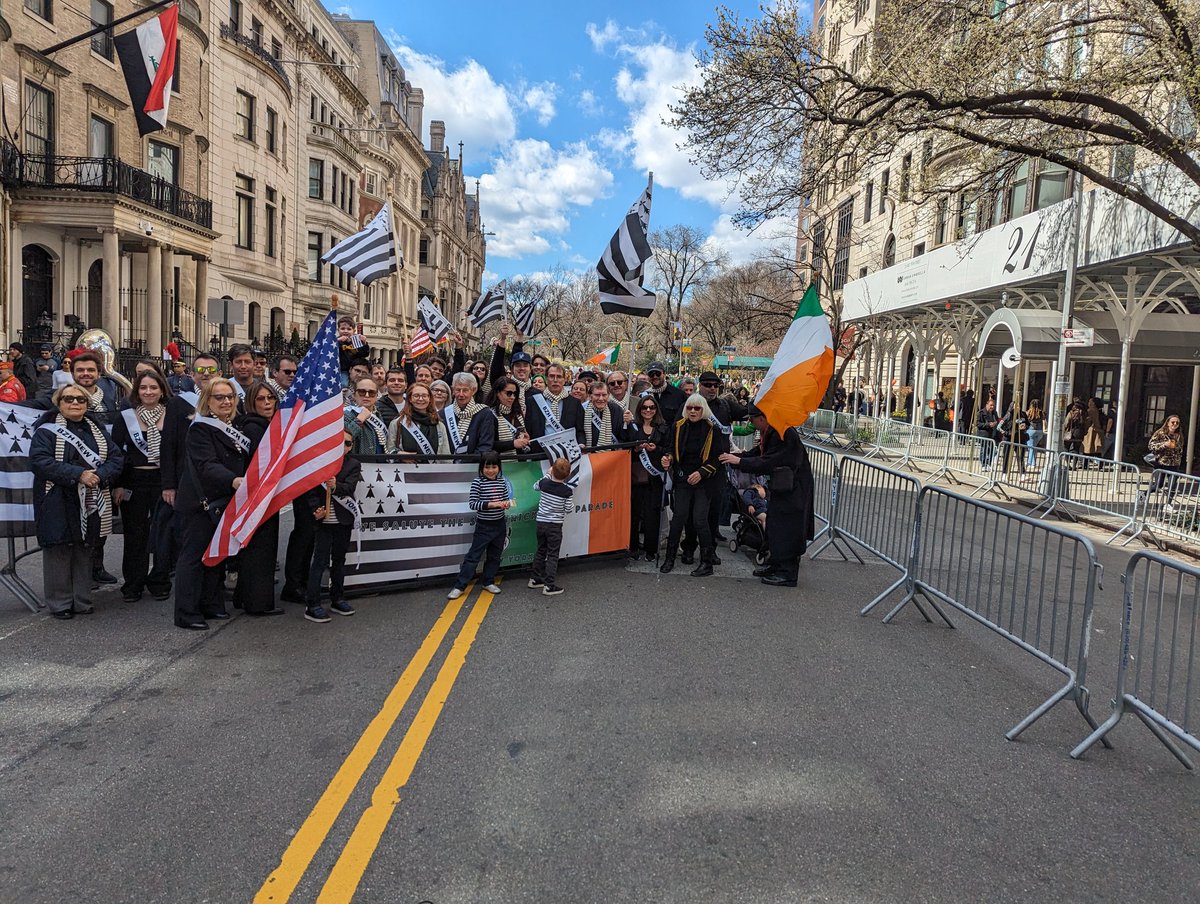 bzhny's tweet photo. Sant Patrick Laouen Deoc'h! 
Happy St. Patrick's Day from 5th Avenue in New York City! 
The Bretons are here in full spirits!
Big thanks, merci &amp; trugarez to our friends! @StPatsParadeNYC 
@IrishBusinessNY
@SoberStPatrick
@franceinnyc @armor_lux
@regionbretagne @IrelandinNY https://t.co/qYENgFqPBN