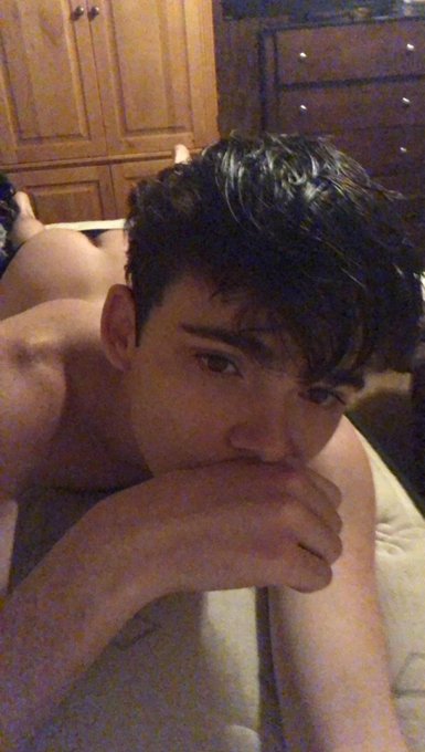 bruh i ain&rsquo;t aged in 5 years.. or this could have been 6 years idk. i was 18 here lol https://t.co/l