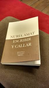 Y seguimos leyendo a Nuria Amat: 'Escribimos saltando de piedra en piedra entre el torrente de las frases. Buscamos hacia dentro... El mismo gesto de la escritura quiere decir algo así como escarbar con los dedos en la arena desierta para seleccionar las palabras una a una'