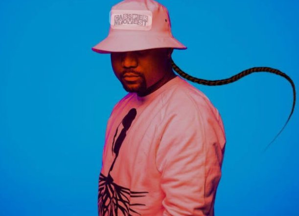 ShowmamL's tweet photo. Whenever you think of doing that Gospel Album, Remember this pony tail saved your life.

Shimos|Kelvin Momo|Thembikosi Lorch 
#MostWanted 
#Sundowns https://t.co/1xxp1VYZfS