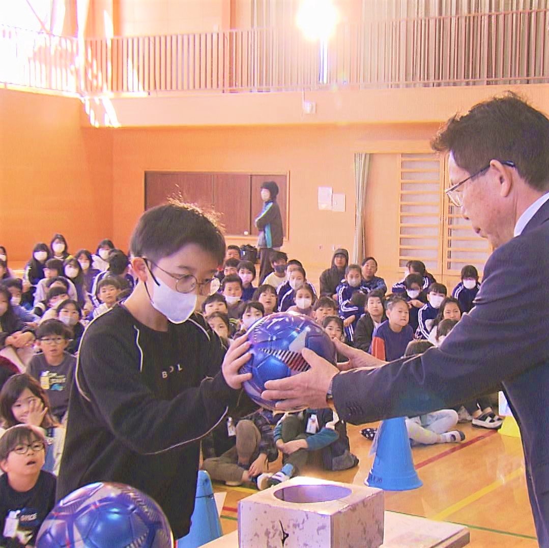 ybs_spirits's tweet photo. #川﨑颯太 選手 
出身地 #甲府市 27の小学校に、
サッカーボールを寄贈⚽
#U23日本代表 #サッカー日本代表 
#京都サンガ

きょうは #伊勢小学校 でお披露目✨
ビデオメッセージには児童から歓声が☺

夕方6時15分
#YBSワイドニュース で📺
#キックオフヤマナシ 
#KICKOFFYAMANASHI https://t.co/2mKgj65hhI
