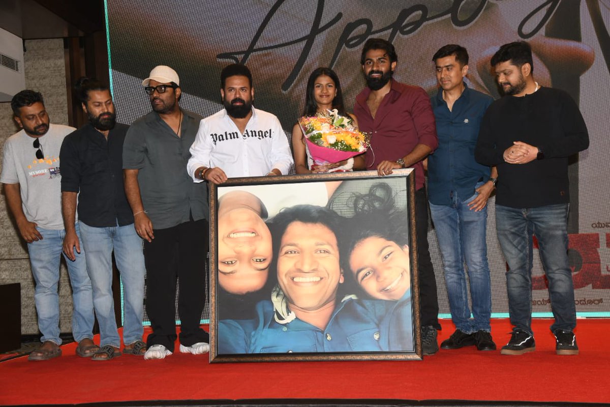 Photos from the 'Yuva' song release event ...

#kannadascreens #sandalwood #yuva #appugesong #yuvarajkumar #hombalefilms #vandithapuneethrajkumar #santhoshanandaram #anandaudio #ajaneeshlokanath 

@hombalefilms @YuvaTheFilm @yuva_rajkumar @SanthoshAnand15 @PRO_SVenkatesh