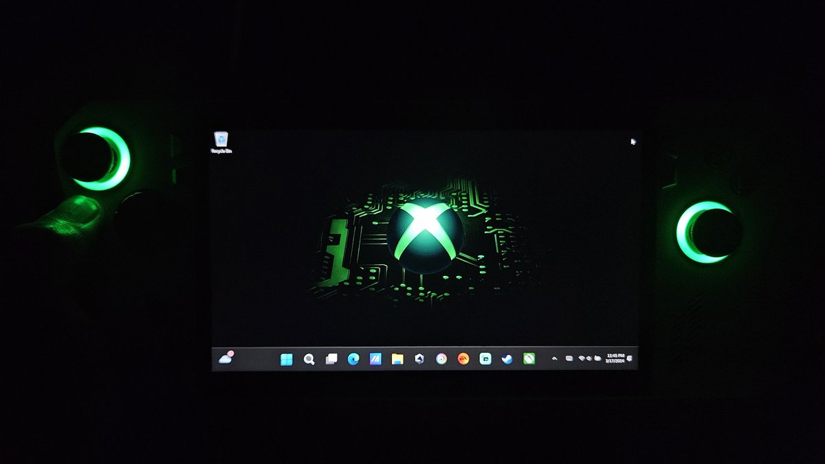 DOC_DARK1985's tweet photo. Right before bed! Alil gaming on my Xbox Series Go! #everyscreen #gaming #xbox https://t.co/vC7H02x1ui