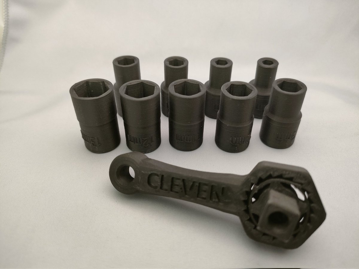 3D_Printertech's tweet photo. Markforgedでラチェットを製作しました。
材料は炭素短繊維が配合されたONYXとなります。
噛み合わせ部の収縮具合がつかめず何度かトライして、1週間くらいで出来上りました。

#樹脂 #3Dプリンター #サンプル #造形 #工具 #markforged #ONYX https://t.co/JrJhL6loYR