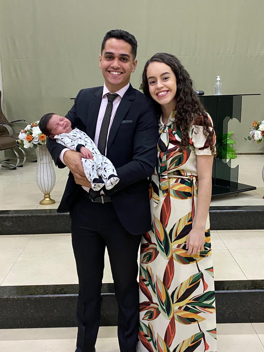 BiiancaG__'s tweet photo. Nosso primeiro culto em família, Deus é muito bom! 🥺🙏💚 https://t.co/cqFkOUEnmb
