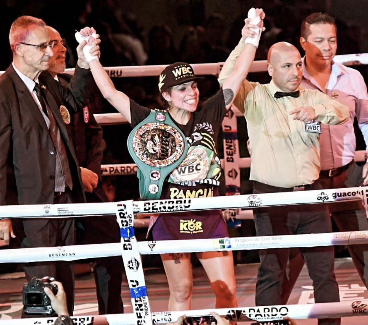 En Valdivia, la campeona mundial Silver WBC en la categoría Gallo; Daniela Asenjo defendió con éxito su cinturón ante la mexicana victoria Torres; con triunfo por fallo unánime tras 10 rounds. 
Tarjetas: J. Gorini 🇦🇷 95-94, C. Zamora 96-93 y N. Valenzuela 96-93.