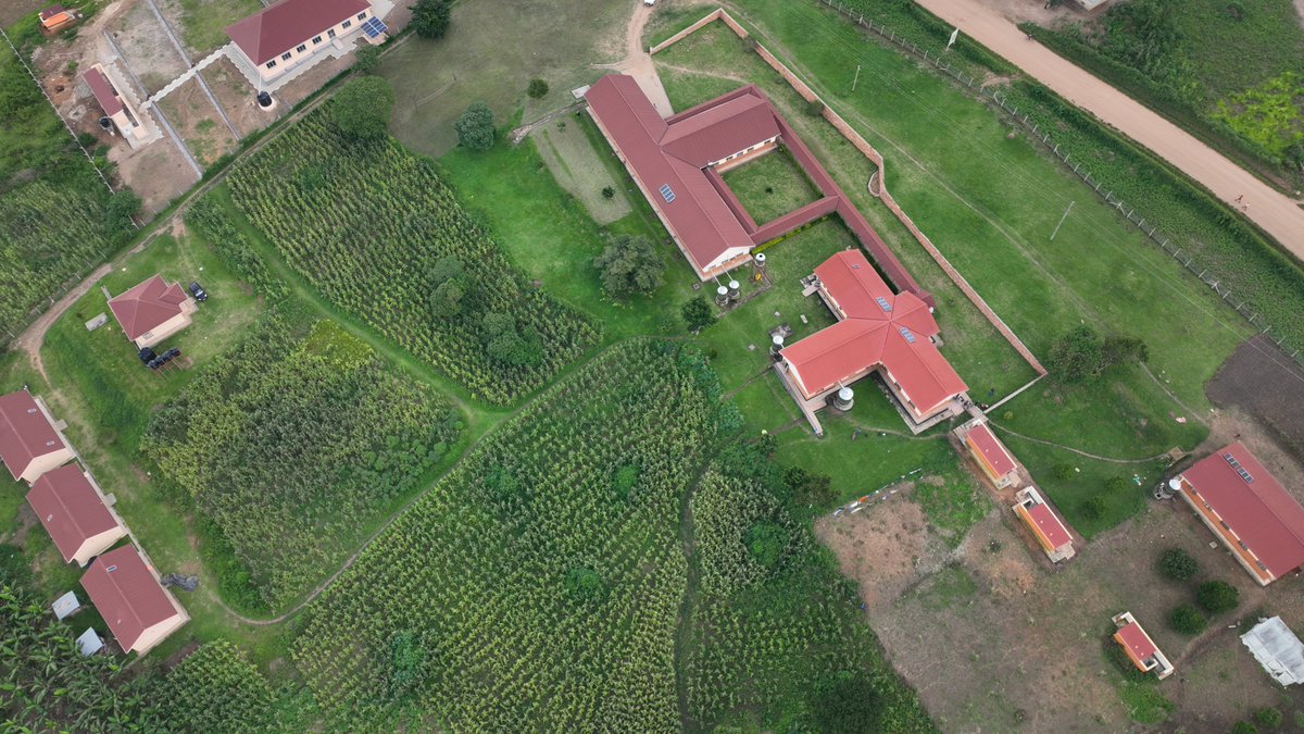 Aerial view of Bisozi HC IV that was upgraded from HC III after DRDIP intervention. The facility got an OPD, general ward, 4 stainless steel tanks, solar power unit, doctors house, staff accommodation houses, fencing and walkways funded by @WorldBank.