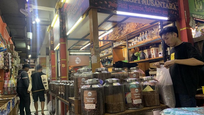 detikTravel's tweet photo. #Foto Jika termasuk dalam penggemar kopi, detikers tidak boleh melewati Dunia Kopi di Pasar Santa. Sejumlah pejabat bahkan berlangganan di sini, salah satunya menteri keuangan Sri Mulyani.

Foto: Pool

>> https://t.co/rxSmxwSElp

#detiktravel #kopi #pasarsanta #kioskopi https://t.co/rRQ1CilPZm