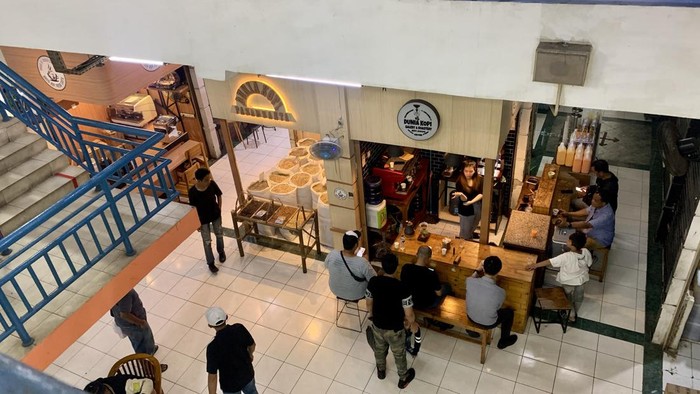 detikTravel's tweet photo. #Foto Jika termasuk dalam penggemar kopi, detikers tidak boleh melewati Dunia Kopi di Pasar Santa. Sejumlah pejabat bahkan berlangganan di sini, salah satunya menteri keuangan Sri Mulyani.

Foto: Pool

>> https://t.co/rxSmxwSElp

#detiktravel #kopi #pasarsanta #kioskopi https://t.co/rRQ1CilPZm
