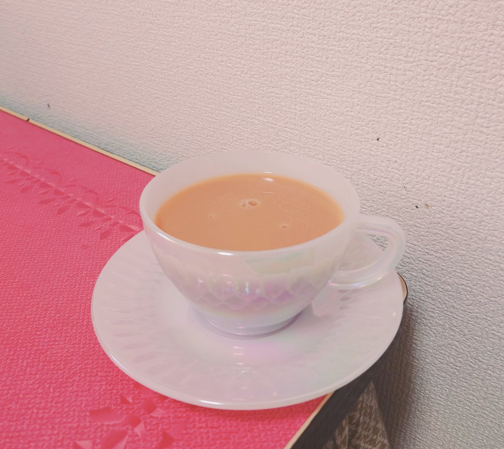 今日の #昼茶 はキリンの
午後の紅茶 おいしい無糖ミルクティー です🥛☕️

3月5日にリニューアルされて発売となったみたいで、以前と比べるとミルクのコクがUPした感じですね！😆✨
 #茶好連 
 #木漏れ日のお茶会
 #KIRIN 
 #午後の紅茶 
 #癒水水晶香のお茶日記