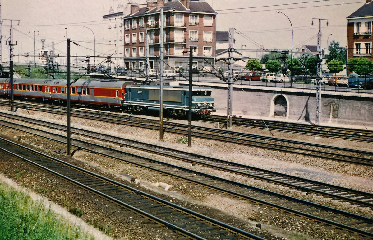 CheminsdeFerTC's tweet image. En 1972, le =&amp;gt; #TEE #Stanislas ou #Kléber quitte Paris-Est et vient de passer Noisy-le-Sec sur les voies qui le dirigent vers Nancy et Strasbourg avant Bondy plutôt que vers Mulhouse. C'est évidemment un =&amp;gt;#nezcassé =&amp;gt;#BB15000 qui est en tête.
Auteur : Michel Maxoux par Flickr