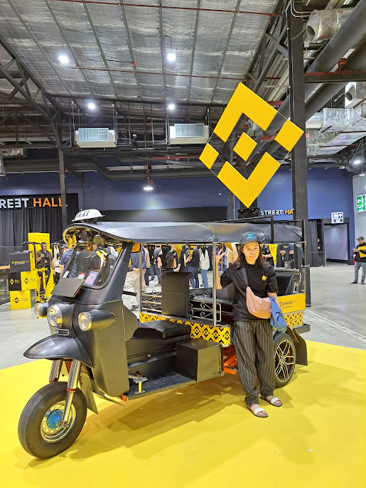 mikkipastel's tweet photo. เมื่อวานนี้ เรามาร่วมงาน Binance TH Super Meetup ของทาง Binance TH by Gulf Binance ที่ The Street Ratchada ของทาง @Binance_TH_ #BinanceTHIsMore #MoreWithBinanceTH
.
เขาโปรโมตว่ามาถึง 200 คนแรกได้รับ mobile socket เพื่อน ๆ ในบ้าน #BittoonDAO ต่างกันคาดเดาต่าง ๆ นานา ว่ามันคืออะไร พอไปถึง พบว่ามันคือ griptok นั่นเอง
.
มาถึงงานบอกเลยว่าไม่มีเหงา เพราะมีกิจกรรมให้ร่วมสนุกเพื่อรับ swag กัน ที่ยอดนิยมคือโหนบาร์ โหนถึง 30 วิได้เสื้อยืด 45 วิได้ฮู้ด 1 นาทีได้ไรนะลืม5555 และทำได้ 3 นาที ได้ swag ครบ set พร้อมกล่องอันสวยงาม หมวก ถุงเท้า เสื้อฮู้ด อีกอันที่ลุ้นรางวัลคือ กดปุ่มให้ตรงกับราคา Bitcoin All Time High ให้ได้มากที่สุด เราไปดูการเล่น คือ ต้องกดให้เลขสองหลักหน้าตรงที่สุดให้ได้นั่นแหละ ที่เหลือดวงล้วน
.
งานนี้บอกเลยว่าเพื่อน ๆ พี่ ๆ น้อง ๆ วงการ web3 มากันเยอะมาก เรียกได้ว่าเดินไปเจอแต่คนคุ้นเคยกัน5555555 แล้วก็ใครที่ยังไม่ได้ทานอะไรมา เขามีขนมและนํ้าดื่มให้เราเลือกทานด้วยล่ะ
.
และ landmark สำคัญของงาน ที่มุกคนแวะเวียนมาถ่ายรูปกัน คือรถตุ๊กตุ๊กนั่นเอง งานนี้มีถ่ายเดี่ยว ถ่ายภาพโดยแม่หมอแน็ตตี้ crypto moon night และถ่ายรวมช่วงท้ายงาน กับบ้าน Bittoon DAO