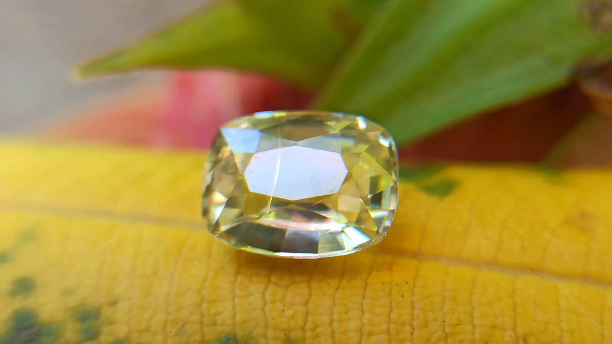 Discover the radiant glow of the Ceylon Natural Light Yellow Sapphire from the Danu Group Gemstones Collection. view product - danugroup.lk/product/ceylon… #naturalyellowsapphire #lightyellowsapphire #ceylonsapphire #jewelrydesigner #gemstones #gemcutter #yellowsapphire