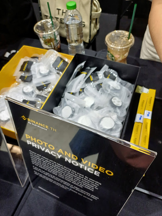 mikkipastel's tweet photo. เมื่อวานนี้ เรามาร่วมงาน Binance TH Super Meetup ของทาง Binance TH by Gulf Binance ที่ The Street Ratchada ของทาง @Binance_TH_ #BinanceTHIsMore #MoreWithBinanceTH
.
เขาโปรโมตว่ามาถึง 200 คนแรกได้รับ mobile socket เพื่อน ๆ ในบ้าน #BittoonDAO ต่างกันคาดเดาต่าง ๆ นานา ว่ามันคืออะไร พอไปถึง พบว่ามันคือ griptok นั่นเอง
.
มาถึงงานบอกเลยว่าไม่มีเหงา เพราะมีกิจกรรมให้ร่วมสนุกเพื่อรับ swag กัน ที่ยอดนิยมคือโหนบาร์ โหนถึง 30 วิได้เสื้อยืด 45 วิได้ฮู้ด 1 นาทีได้ไรนะลืม5555 และทำได้ 3 นาที ได้ swag ครบ set พร้อมกล่องอันสวยงาม หมวก ถุงเท้า เสื้อฮู้ด อีกอันที่ลุ้นรางวัลคือ กดปุ่มให้ตรงกับราคา Bitcoin All Time High ให้ได้มากที่สุด เราไปดูการเล่น คือ ต้องกดให้เลขสองหลักหน้าตรงที่สุดให้ได้นั่นแหละ ที่เหลือดวงล้วน
.
งานนี้บอกเลยว่าเพื่อน ๆ พี่ ๆ น้อง ๆ วงการ web3 มากันเยอะมาก เรียกได้ว่าเดินไปเจอแต่คนคุ้นเคยกัน5555555 แล้วก็ใครที่ยังไม่ได้ทานอะไรมา เขามีขนมและนํ้าดื่มให้เราเลือกทานด้วยล่ะ
.
และ landmark สำคัญของงาน ที่มุกคนแวะเวียนมาถ่ายรูปกัน คือรถตุ๊กตุ๊กนั่นเอง งานนี้มีถ่ายเดี่ยว ถ่ายภาพโดยแม่หมอแน็ตตี้ crypto moon night และถ่ายรวมช่วงท้ายงาน กับบ้าน Bittoon DAO