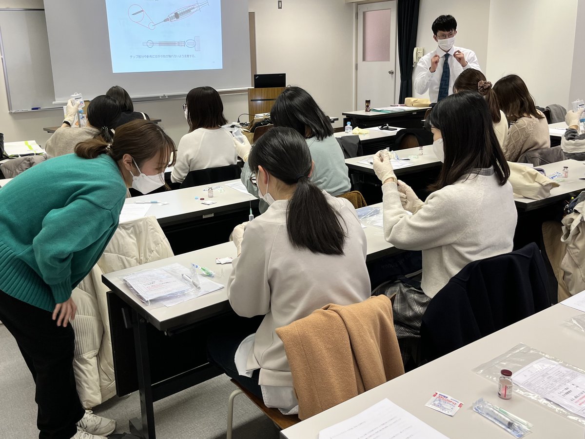 sunplaza_group's tweet photo. 先日の社内勉強会の様子です🌞テーマは「無菌製剤処理の基礎知識」！今回は講義＋実技ということで、前半は津田駅前局における小児在宅医療の実例や無菌調剤の課題や加算について等お話していただき、後半はみんなで手技に取り組みました。 https://t.co/i0Xomz6EgL