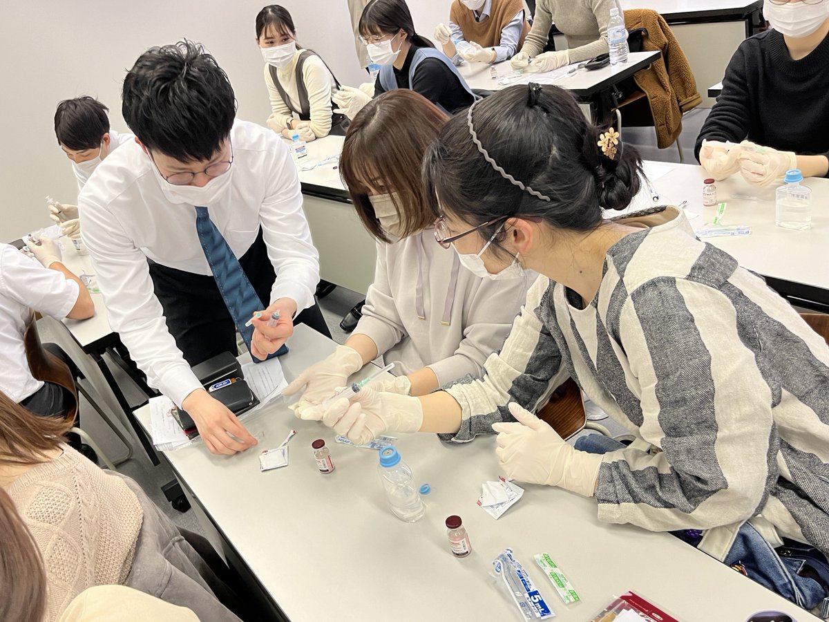 sunplaza_group's tweet photo. 先日の社内勉強会の様子です🌞テーマは「無菌製剤処理の基礎知識」！今回は講義＋実技ということで、前半は津田駅前局における小児在宅医療の実例や無菌調剤の課題や加算について等お話していただき、後半はみんなで手技に取り組みました。 https://t.co/i0Xomz6EgL