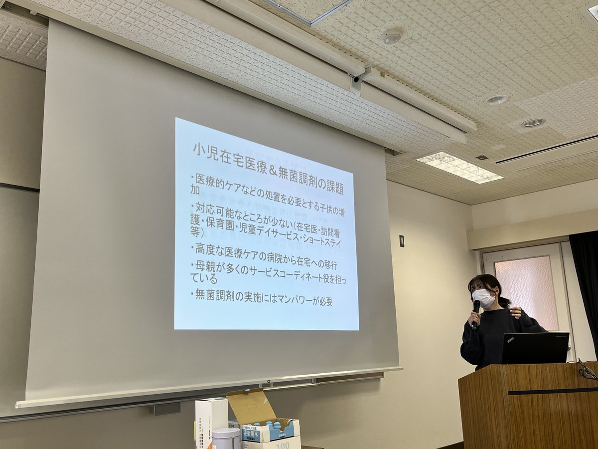 sunplaza_group's tweet photo. 先日の社内勉強会の様子です🌞テーマは「無菌製剤処理の基礎知識」！今回は講義＋実技ということで、前半は津田駅前局における小児在宅医療の実例や無菌調剤の課題や加算について等お話していただき、後半はみんなで手技に取り組みました。 https://t.co/i0Xomz6EgL