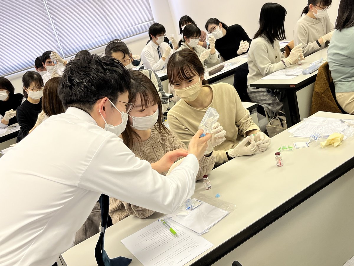 sunplaza_group's tweet photo. 先日の社内勉強会の様子です🌞テーマは「無菌製剤処理の基礎知識」！今回は講義＋実技ということで、前半は津田駅前局における小児在宅医療の実例や無菌調剤の課題や加算について等お話していただき、後半はみんなで手技に取り組みました。 https://t.co/i0Xomz6EgL