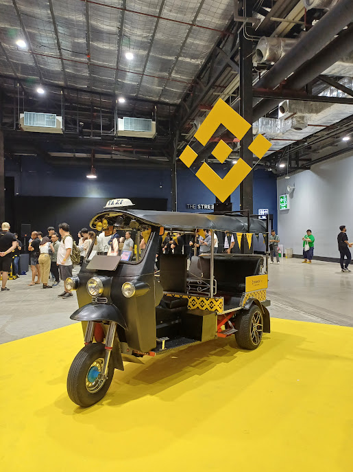 mikkipastel's tweet photo. เมื่อวานนี้ เรามาร่วมงาน Binance TH Super Meetup ของทาง Binance TH by Gulf Binance ที่ The Street Ratchada ของทาง @Binance_TH_ #BinanceTHIsMore #MoreWithBinanceTH
.
เขาโปรโมตว่ามาถึง 200 คนแรกได้รับ mobile socket เพื่อน ๆ ในบ้าน #BittoonDAO ต่างกันคาดเดาต่าง ๆ นานา ว่ามันคืออะไร พอไปถึง พบว่ามันคือ griptok นั่นเอง
.
มาถึงงานบอกเลยว่าไม่มีเหงา เพราะมีกิจกรรมให้ร่วมสนุกเพื่อรับ swag กัน ที่ยอดนิยมคือโหนบาร์ โหนถึง 30 วิได้เสื้อยืด 45 วิได้ฮู้ด 1 นาทีได้ไรนะลืม5555 และทำได้ 3 นาที ได้ swag ครบ set พร้อมกล่องอันสวยงาม หมวก ถุงเท้า เสื้อฮู้ด อีกอันที่ลุ้นรางวัลคือ กดปุ่มให้ตรงกับราคา Bitcoin All Time High ให้ได้มากที่สุด เราไปดูการเล่น คือ ต้องกดให้เลขสองหลักหน้าตรงที่สุดให้ได้นั่นแหละ ที่เหลือดวงล้วน
.
งานนี้บอกเลยว่าเพื่อน ๆ พี่ ๆ น้อง ๆ วงการ web3 มากันเยอะมาก เรียกได้ว่าเดินไปเจอแต่คนคุ้นเคยกัน5555555 แล้วก็ใครที่ยังไม่ได้ทานอะไรมา เขามีขนมและนํ้าดื่มให้เราเลือกทานด้วยล่ะ
.
และ landmark สำคัญของงาน ที่มุกคนแวะเวียนมาถ่ายรูปกัน คือรถตุ๊กตุ๊กนั่นเอง งานนี้มีถ่ายเดี่ยว ถ่ายภาพโดยแม่หมอแน็ตตี้ crypto moon night และถ่ายรวมช่วงท้ายงาน กับบ้าน Bittoon DAO