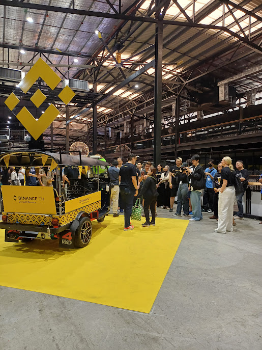 mikkipastel's tweet photo. เมื่อวานนี้ เรามาร่วมงาน Binance TH Super Meetup ของทาง Binance TH by Gulf Binance ที่ The Street Ratchada ของทาง @Binance_TH_ #BinanceTHIsMore #MoreWithBinanceTH
.
เขาโปรโมตว่ามาถึง 200 คนแรกได้รับ mobile socket เพื่อน ๆ ในบ้าน #BittoonDAO ต่างกันคาดเดาต่าง ๆ นานา ว่ามันคืออะไร พอไปถึง พบว่ามันคือ griptok นั่นเอง
.
มาถึงงานบอกเลยว่าไม่มีเหงา เพราะมีกิจกรรมให้ร่วมสนุกเพื่อรับ swag กัน ที่ยอดนิยมคือโหนบาร์ โหนถึง 30 วิได้เสื้อยืด 45 วิได้ฮู้ด 1 นาทีได้ไรนะลืม5555 และทำได้ 3 นาที ได้ swag ครบ set พร้อมกล่องอันสวยงาม หมวก ถุงเท้า เสื้อฮู้ด อีกอันที่ลุ้นรางวัลคือ กดปุ่มให้ตรงกับราคา Bitcoin All Time High ให้ได้มากที่สุด เราไปดูการเล่น คือ ต้องกดให้เลขสองหลักหน้าตรงที่สุดให้ได้นั่นแหละ ที่เหลือดวงล้วน
.
งานนี้บอกเลยว่าเพื่อน ๆ พี่ ๆ น้อง ๆ วงการ web3 มากันเยอะมาก เรียกได้ว่าเดินไปเจอแต่คนคุ้นเคยกัน5555555 แล้วก็ใครที่ยังไม่ได้ทานอะไรมา เขามีขนมและนํ้าดื่มให้เราเลือกทานด้วยล่ะ
.
และ landmark สำคัญของงาน ที่มุกคนแวะเวียนมาถ่ายรูปกัน คือรถตุ๊กตุ๊กนั่นเอง งานนี้มีถ่ายเดี่ยว ถ่ายภาพโดยแม่หมอแน็ตตี้ crypto moon night และถ่ายรวมช่วงท้ายงาน กับบ้าน Bittoon DAO