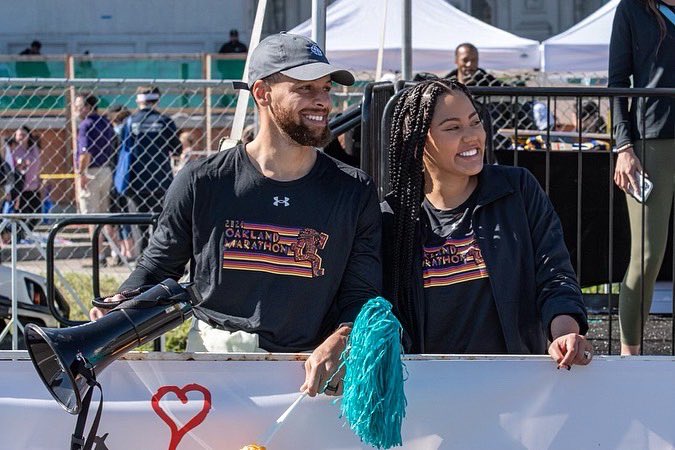 StephenCurry30's tweet photo. Congrats to all the runners getting after it at the Oakland Marathon this morning!🙌🏾 Ayesha and I had a blast cheering you on. We are honored to have our foundation, @eatlearnplay, serve as the official beneficiary of the race. Thank you to all the runners, sponsors, and volunteers for their support in transforming the school experience for Oakland students!🌟