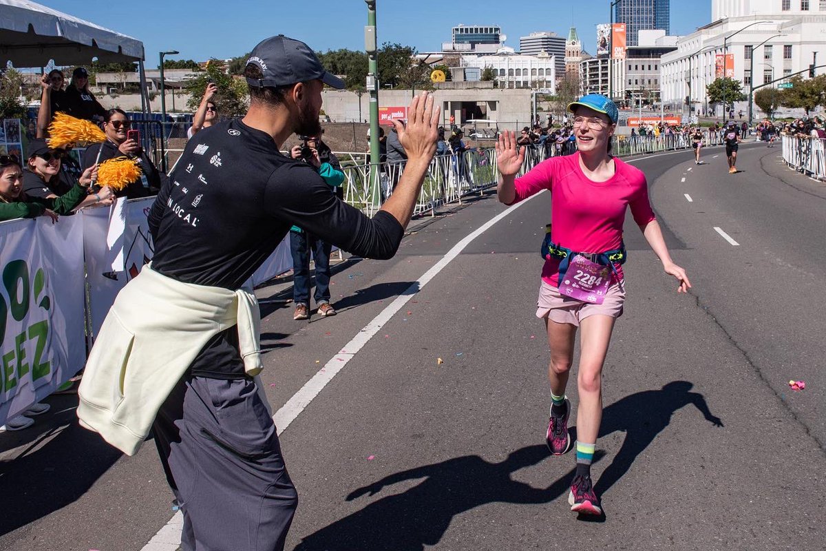 Congrats to all the runners getting after it at the Oakland Marathon this morning!🙌🏾 Ayesha and I had a blast cheering you on. We are honored to have our foundation, @eatlearnplay, serve as the official beneficiary of the race. Thank you to all the runners, sponsors, and