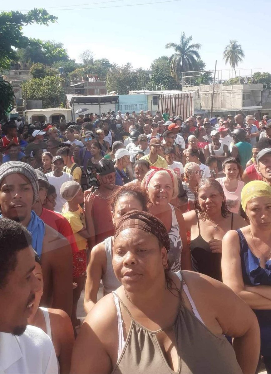 ¿Qué pasó hoy en Santiago? 🇨🇺 Producto de los cortes eléctricos por la indisponibilidad de combustible y otras situaciones derivadas de la crisis económica agudizada por el #BloqueoGenocida , varias personas salieron pacíficamente a las calles. Quítennos el Bloqueo abusadores!!