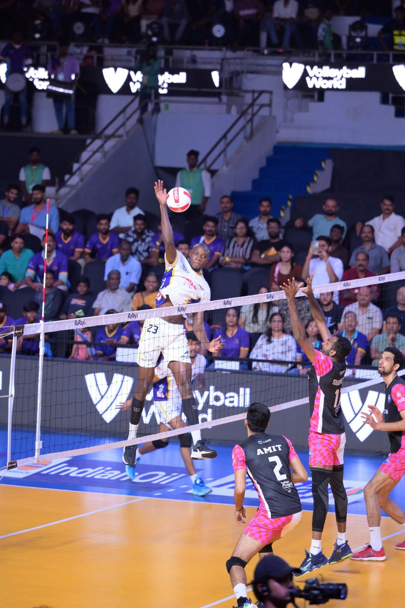 RuPay Prime #VolleyballLeague - #MumbaiMeteors go past #DelhiToofans to end the campaign on a high note...
#volleyball #vannewsagency
vannewsagency.com