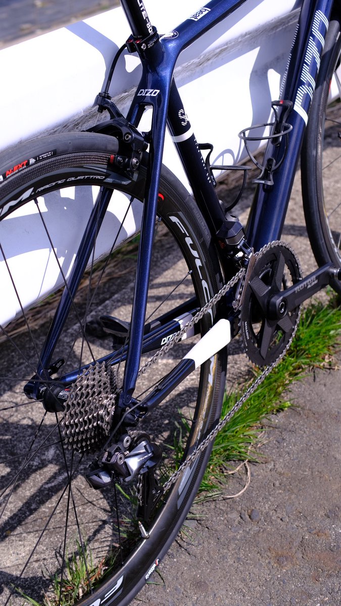 DIZO S6 Egoのコンポを紐アルテから電デュラに載せ替え。
本当はDi2にするならアルテグラで十分かなと思いつつも、中古でよさげなデュラが転がっててついつい買ってしまった…
コンポ載せ替えだけのつもりが、ハンドルとシートポストに割れが…
DEDAのスーパーレジェーラとKCNCに変えて、もう別物。