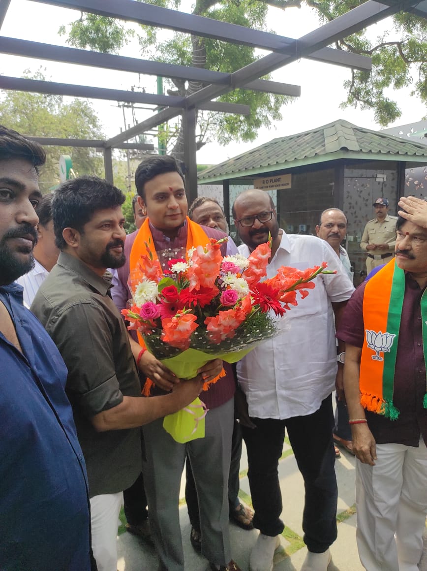 mepratap's tweet photo. ಮೈಸೂರು -ಕೊಡಗು ಲೋಕಸಭಾ ಕ್ಷೇತ್ರದ ಬಿಜೆಪಿ ಅಭ್ಯರ್ಥಿಯಾದ ಶ್ರೀ ಯದುವೀರ್ ಕೃಷ್ಣದತ್ತ ಚಾಮರಾಜ ಒಡೆಯರ್ ರವರನ್ನು  'ಸಂಕಲ್ಪ ಪತ್ರಕ್ಕೆ ನಿಮ್ಮ ಸಲಹೆ' ಕಾರ್ಯಕ್ರಮದಲ್ಲಿ ಭೇಟಿ ಮಾಡಿದ ಸಂದರ್ಭದಲ್ಲಿ. https://t.co/9PXmF1svoi