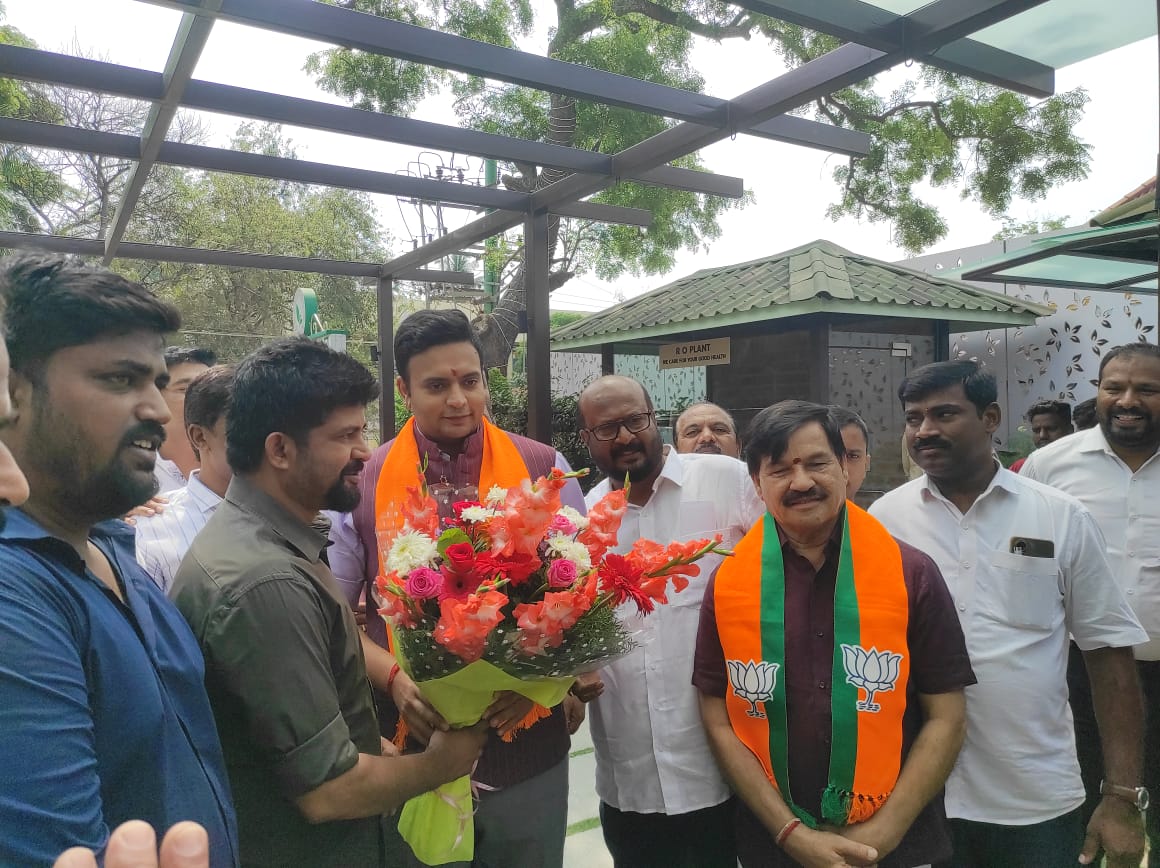 ಮೈಸೂರು -ಕೊಡಗು ಲೋಕಸಭಾ ಕ್ಷೇತ್ರದ ಬಿಜೆಪಿ ಅಭ್ಯರ್ಥಿಯಾದ ಶ್ರೀ ಯದುವೀರ್ ಕೃಷ್ಣದತ್ತ ಚಾಮರಾಜ ಒಡೆಯರ್ ರವರನ್ನು  'ಸಂಕಲ್ಪ ಪತ್ರಕ್ಕೆ ನಿಮ್ಮ ಸಲಹೆ' ಕಾರ್ಯಕ್ರಮದಲ್ಲಿ ಭೇಟಿ ಮಾಡಿದ ಸಂದರ್ಭದಲ್ಲಿ.