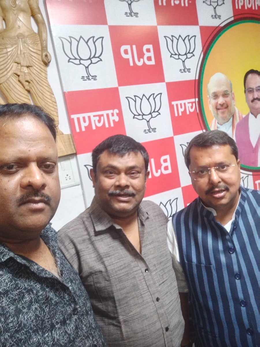 AnangBabloo's tweet photo. आज मैं और मेरे मित्र सतीश के साथ अपने बाँकीपुर पटना MLA @NitinNabin जी के दूसरे बार मंत्री बनने पर जाकर बधाई एवं शुभकामनायें दी और यह कामना किया कि अल्पकाल पथ निर्माण मंत्री कि तरह आपके कार्य जो काफ़ी अच्छी रही, ठीक उसी तरह इस बार भी नगर विकास एवं आवास विधि में भी अच्छा काम करें https://t.co/XmzZznKNIO