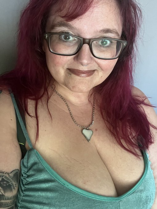 Oh, just changed the hair a smidge. Not sure I&rsquo;m loving the bangs, but they&rsquo;ll grow out https://t.co