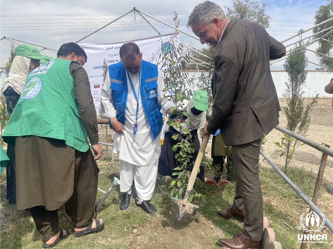 UNDSRSG @PotzelMarkus & @UNHCRZulu visited Nangarhar province, to see support provided by @Refugees to Afghans arriving from #Pk, incl. cash & how UNHCR-supported schools, clinics are providing services to help h'holds get back on their feet.