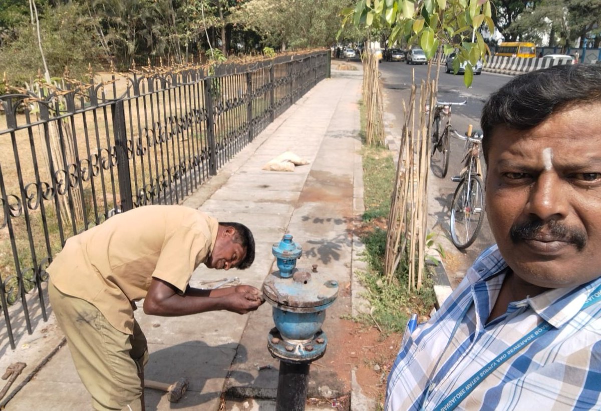 Poori5678's tweet photo. Sincere appreciation for yet another swift response @ravikiranjs23 for the quick fix of water leakage at HAL, opp Old airport departure. Your action speaks volumes! ๐ Requesting all citizens to actively report any such leakages. Let's save every drop! #MissionsaveWater #BWSSB https://t.co/cb6TGrAmKf