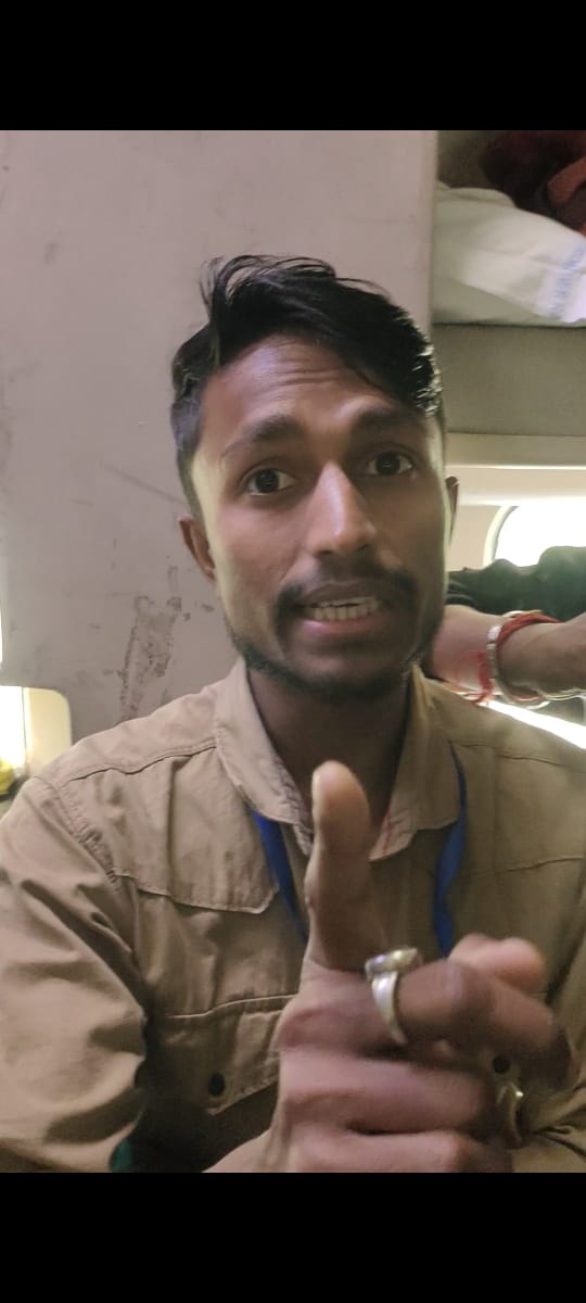 ranjitronaldo07's tweet photo. @RailwaySeva @RailMinIndia My sister and her husband traveling by 02501 and they have given one bedroll.. while asking for another bedroll he is not giving 2nd bedroll.. his name is Sahu Alom PNR-6860882350... Un dono ko dhamka Raha hai plz help
Phn num- +91 60013 68080
M6-29,30 https://t.co/BM7iYaAfRs