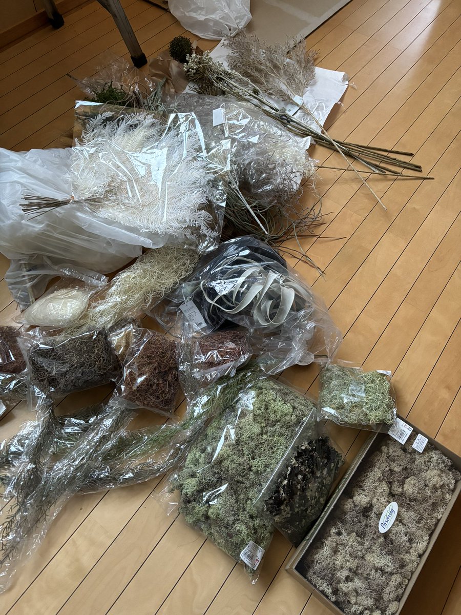 algorithm_miku's tweet photo. 衣装というか、もはや舞台美術だこりゃ。
なんだかアドリブで飾りつけたりするのは子供の頃の自由な創作を思い出して楽しい。

あと１ヶ月くらい自由時間欲しい笑 https://t.co/X8Ax4QHfmH