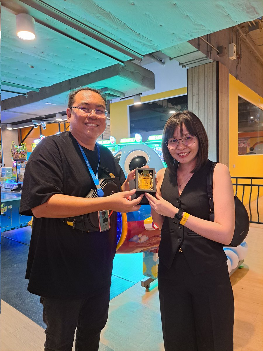 NattyCMN's tweet photo. 🤩 Yesterday I meet @CryptoSaiV2 and he gave #CryptoSaiPerfume with me.
☺️ The first sensation is smell good. The package is beautiful in my eyes catching because the glitter gold in perfume.
🙏 Many thanks CryptoSai for special perfume.
📸 Thx for beautiful pic: @mikkipastel https://t.co/8S2rLlIBYp
