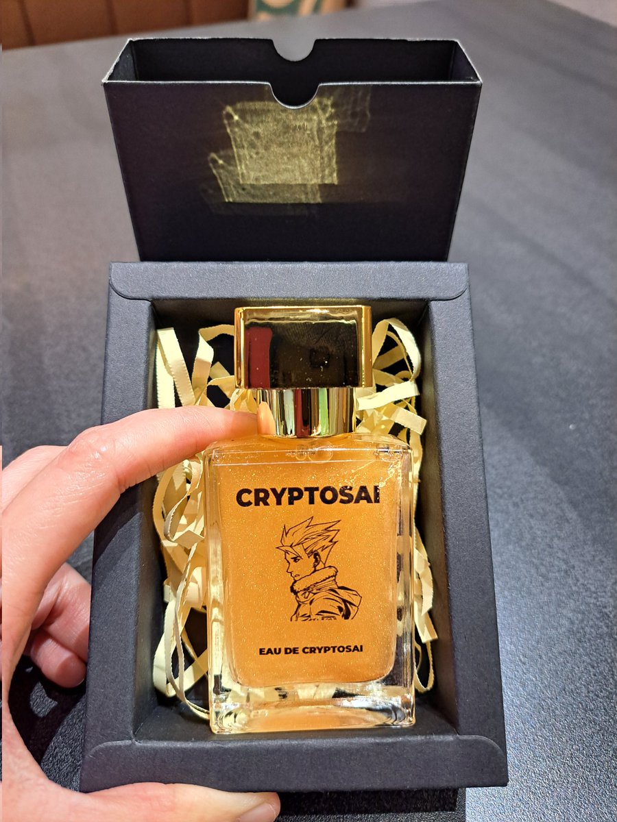 NattyCMN's tweet photo. 🤩 Yesterday I meet @CryptoSaiV2 and he gave #CryptoSaiPerfume with me.
☺️ The first sensation is smell good. The package is beautiful in my eyes catching because the glitter gold in perfume.
🙏 Many thanks CryptoSai for special perfume.
📸 Thx for beautiful pic: @mikkipastel https://t.co/8S2rLlIBYp