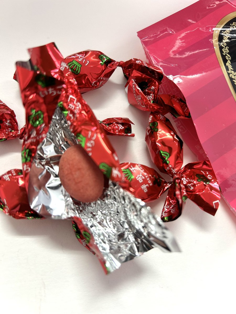 PriPro61345489's tweet photo. 今日のおやつは #マルシゲ さんの #呼吸チョコ ティラミスチョコいちご味 です🍓
フレッシュないちごパウダーにマスカルポーネとアーモンドのカリッとした食感がアクセントになっています。

とてもフレッシュなチョコに感激です！

#企業公式つぶやき部 #企業公式おやつ部 #企業公式冬のフォロー祭 https://t.co/EpwpG6xWjL