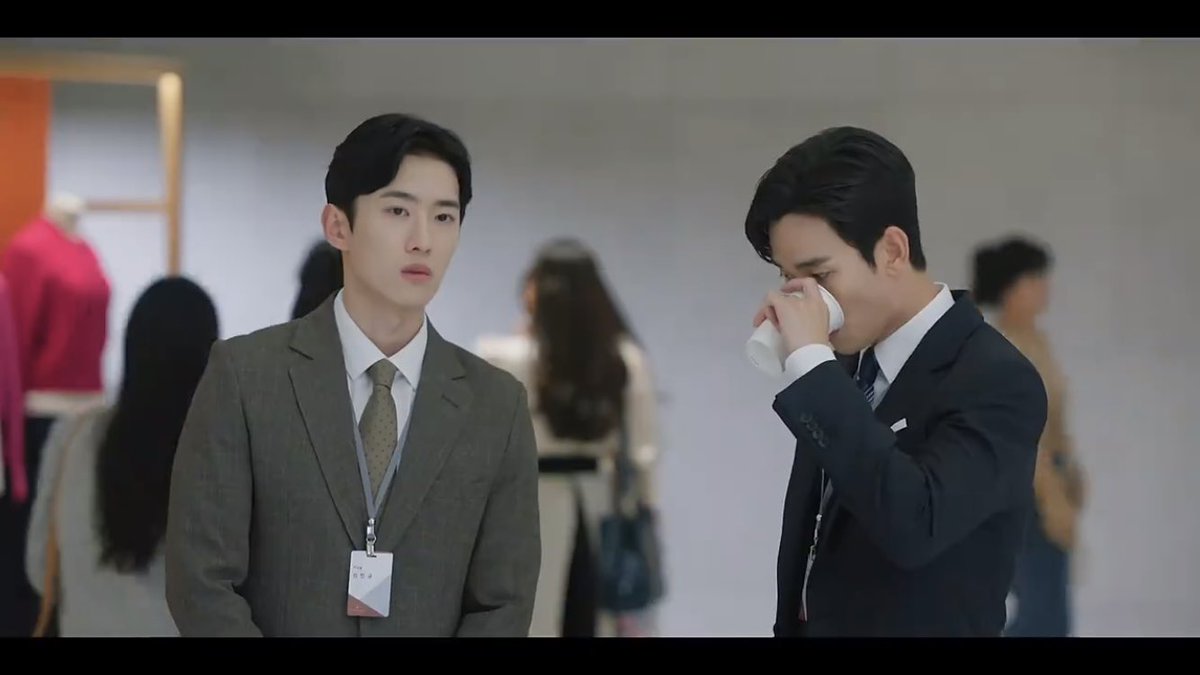 Iman_n_h's tweet photo. i noticed baek hyun woo hold #starbucks cup during scene where the other guy fix hae in's hair... since this project shoot last year... idk.... 🤷🏻‍♀️ #Queenoftears #QueenOfTearsEp4 https://t.co/E13GPlS0AF