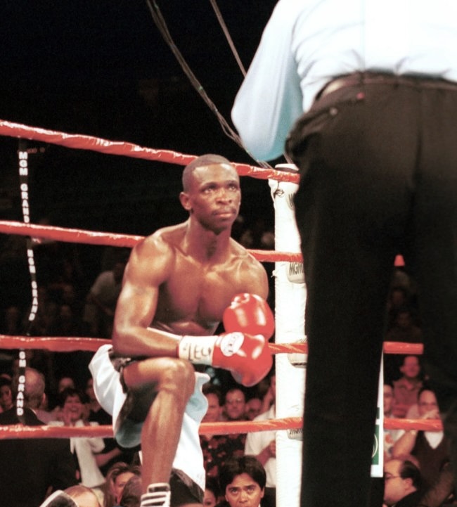 Diego 'Chico' Corrales defended the IBF junior lightweight title with a 3rd round TKO of Derrick Gainer in Las Vegas, Nevada #OnThisDay in 2000. A left hook put Gainer down before he hit the deck again on the follow up. Despite beating the count, Gainer was stopped by the ref.