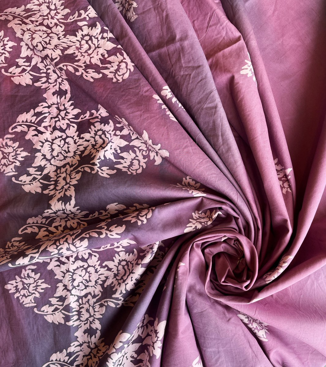 — Discover elegance in every thread with our Cotton Silk Batik in purple-fuschia ombre. 

Adorned with our iconic Ketam Guri motif, it's the epitome of sophistication. 

Elevate your style with #Ruzzgahara.

#Ruzzgahara #GaharaLabel #PremiumArtisanalBatik
