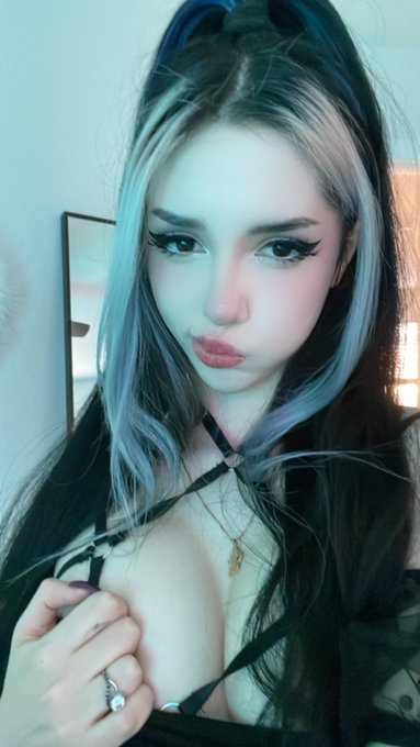 Tsundere gf ? https://t.co/FS4xKeK1r6