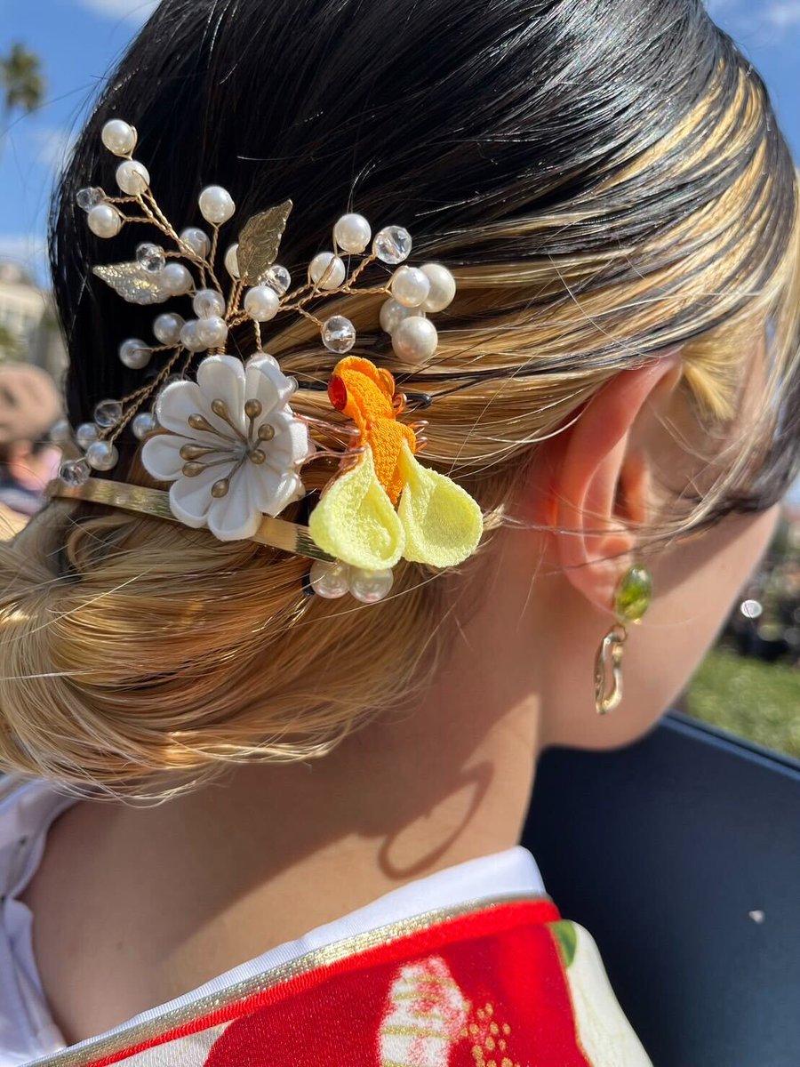 One year ago, a student at my lab was not confident whether she could handle fruit flies because she's not a fan of bugs. Today, she attended a graduation ceremony with a fly on her head (Cyo wings!) 🥳