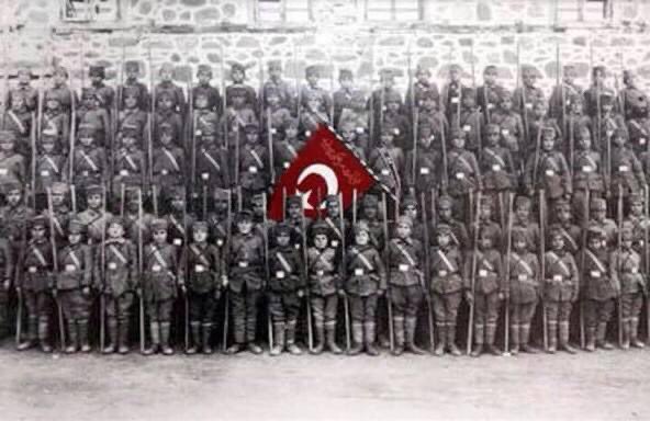 "Ölü askerleri vardı; 14, 15, 16 yaşlarında asker çocuklar, Tanrı sizi inandırsın ki gülüyorlardı. İlk defa o gün kaybedeceğimizi  hissettik." (İngiliz Subay)
#ÇanakkaleGeçilmez 🇹🇷